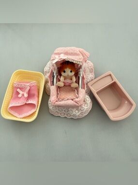 Sylvanian Families Calico Critters Baby Maple Cat Bassinet Accessories